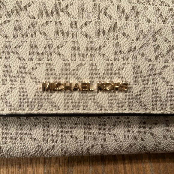 Michael Kors Monogram Cream Crossbody Bag w/phone slot - Jet Set Travel - Picture 11 of 11